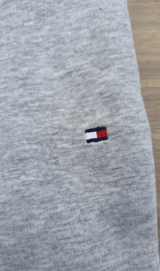 Sweat à Capuche Tommy Hilfiger – Gris Chiné – Logo Brodé